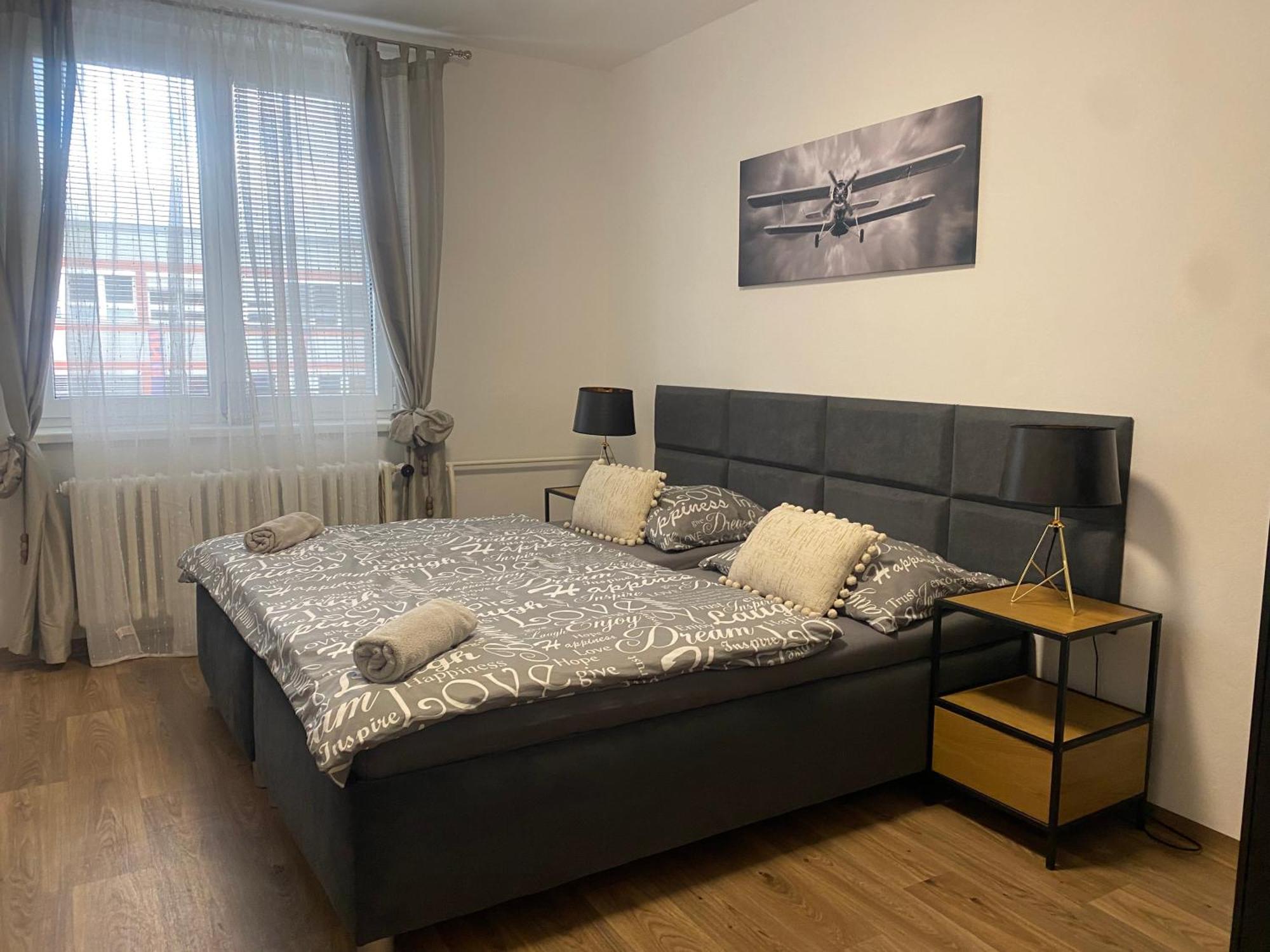 Cerna Ruze - Apartman 3 เปิลเซน ภายนอก รูปภาพ