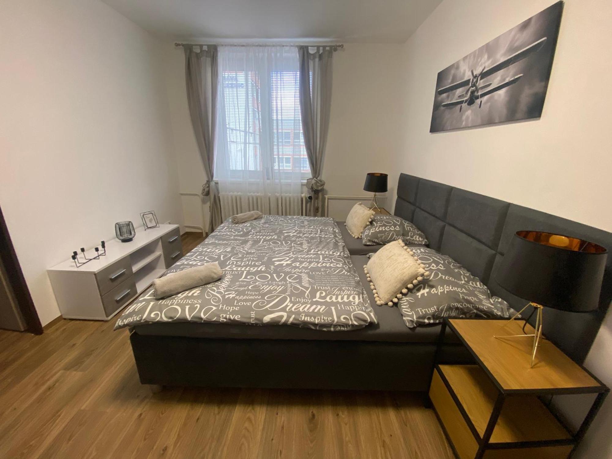 Cerna Ruze - Apartman 3 เปิลเซน ภายนอก รูปภาพ